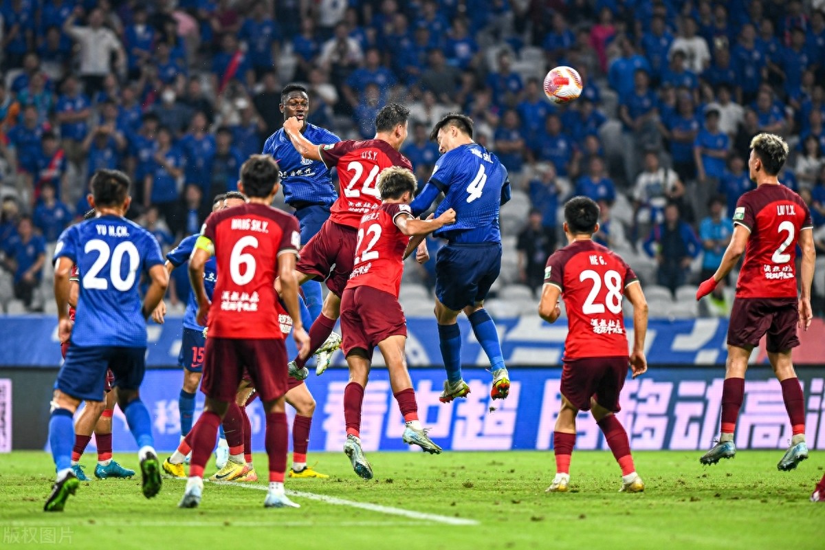 关键比赛胜负难分，场面紧张激烈