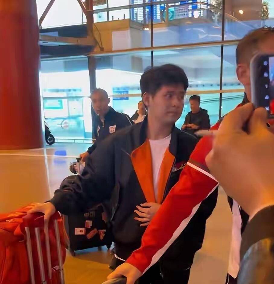 开云体育在线-粉丝们沉浸在比赛的氛围中难以自拔！