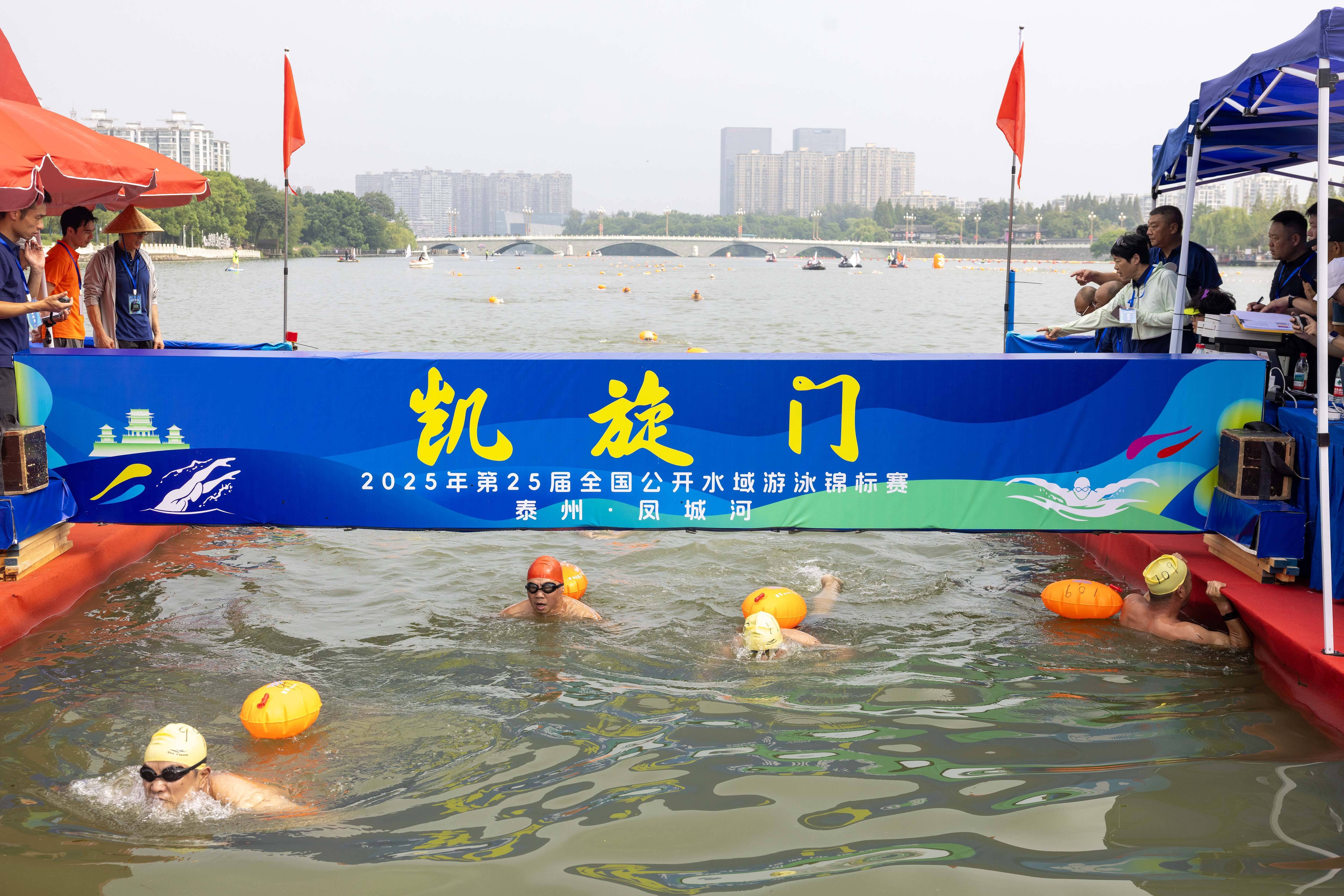 开云官网-游泳比赛中选手全力以赴冲刺终点