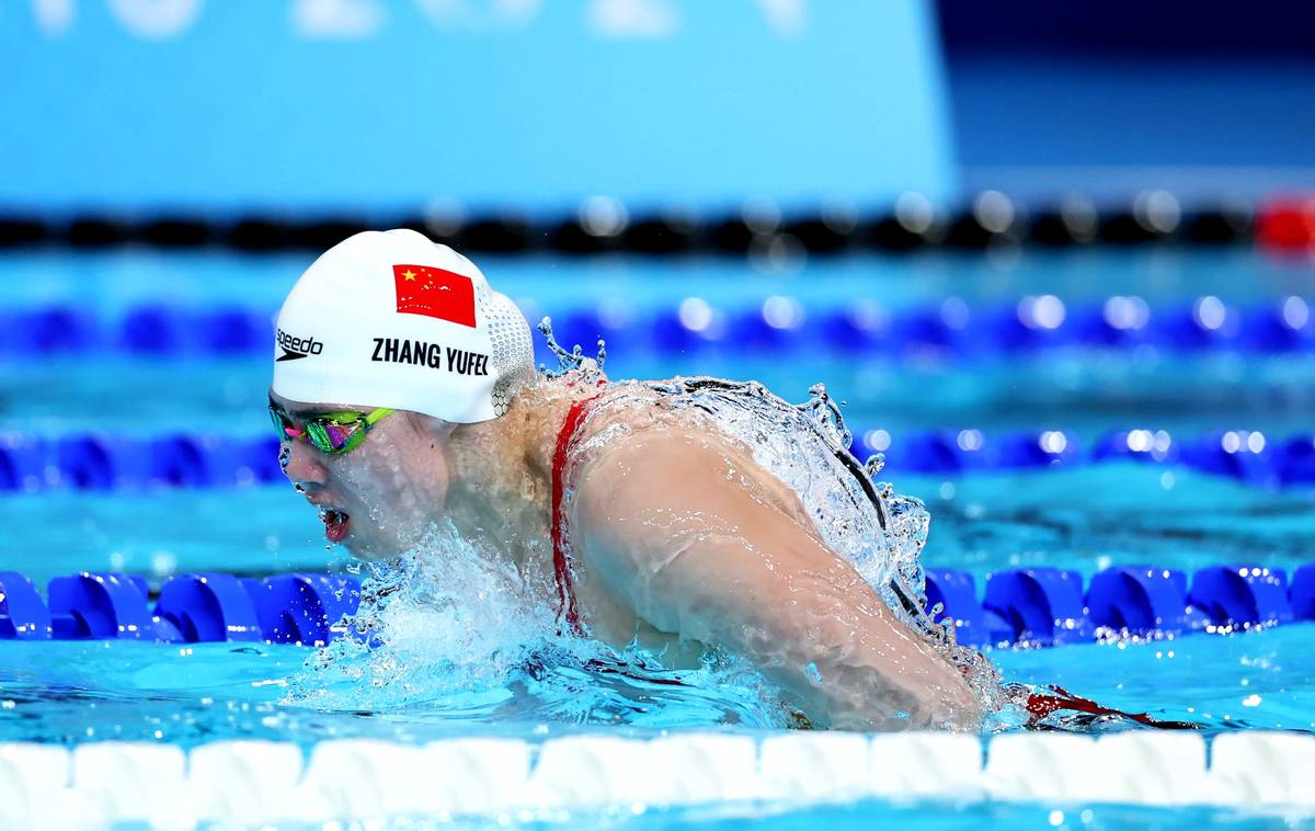 游泳比赛中选手全力以赴冲刺终点